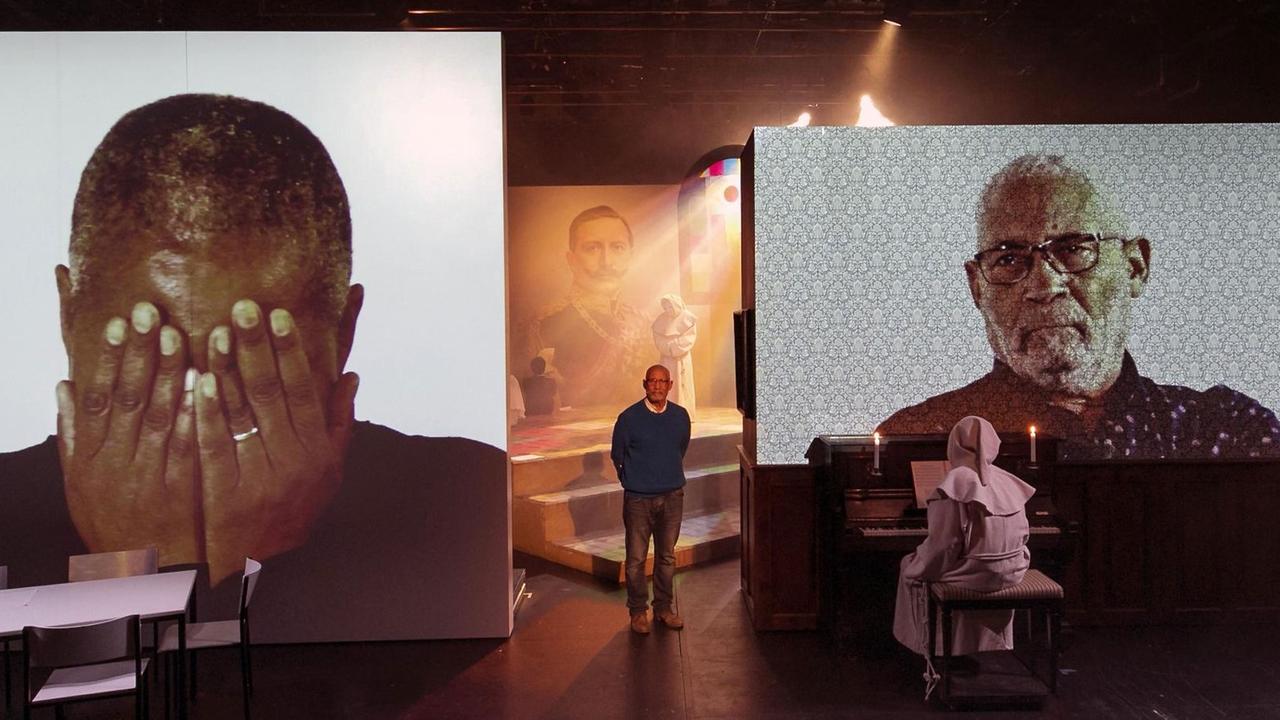 Israel Kaunatjike (Mitte), Talita Uinuses und Israel Kaunatjike (Video) in "Herero_Nama - A History of Violence" von Nuran David Calis am Schauspiel Köln. Israel Kaunatjike (Mitte), Talita Uinuses und Israel Kaunatjike (Video) in "Herero_Nama - A History of Violence" von Nuran David Calis am Schauspiel Köln.