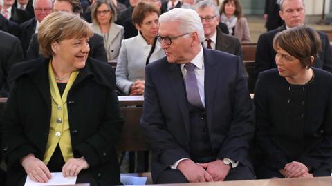 Frank-Walter Steinmeier (SPD), Kandidat bei der Wahl zum Bundespräsidenten, seine Frau Elke Büdenbender (r) und Bundeskanzlerin Angela Merkel (CDU) sitzen am 12.02.2017 in Berlin in der St. Hedwigs-Kathedrale beim Gottesdienst vor der Wahl des Bundespräsidenten.