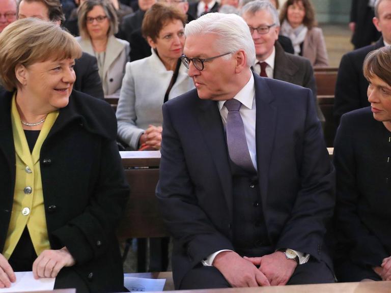Frank-Walter Steinmeier (SPD), Kandidat bei der Wahl zum Bundespräsidenten, seine Frau Elke Büdenbender (r) und Bundeskanzlerin Angela Merkel (CDU) sitzen am 12.02.2017 in Berlin in der St. Hedwigs-Kathedrale beim Gottesdienst vor der Wahl des Bundespräsidenten.