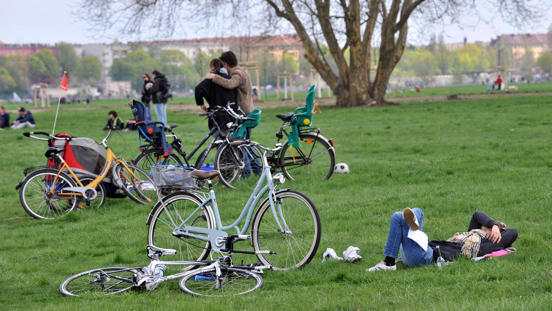 Junge Leute entspannen in Berlin auf dem Tempelhofer Feld, Aufnahme vom Mai 2013
