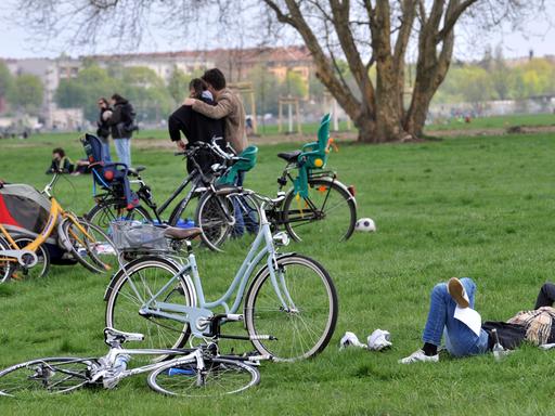 Junge Leute entspannen in Berlin auf dem Tempelhofer Feld, Aufnahme vom Mai 2013