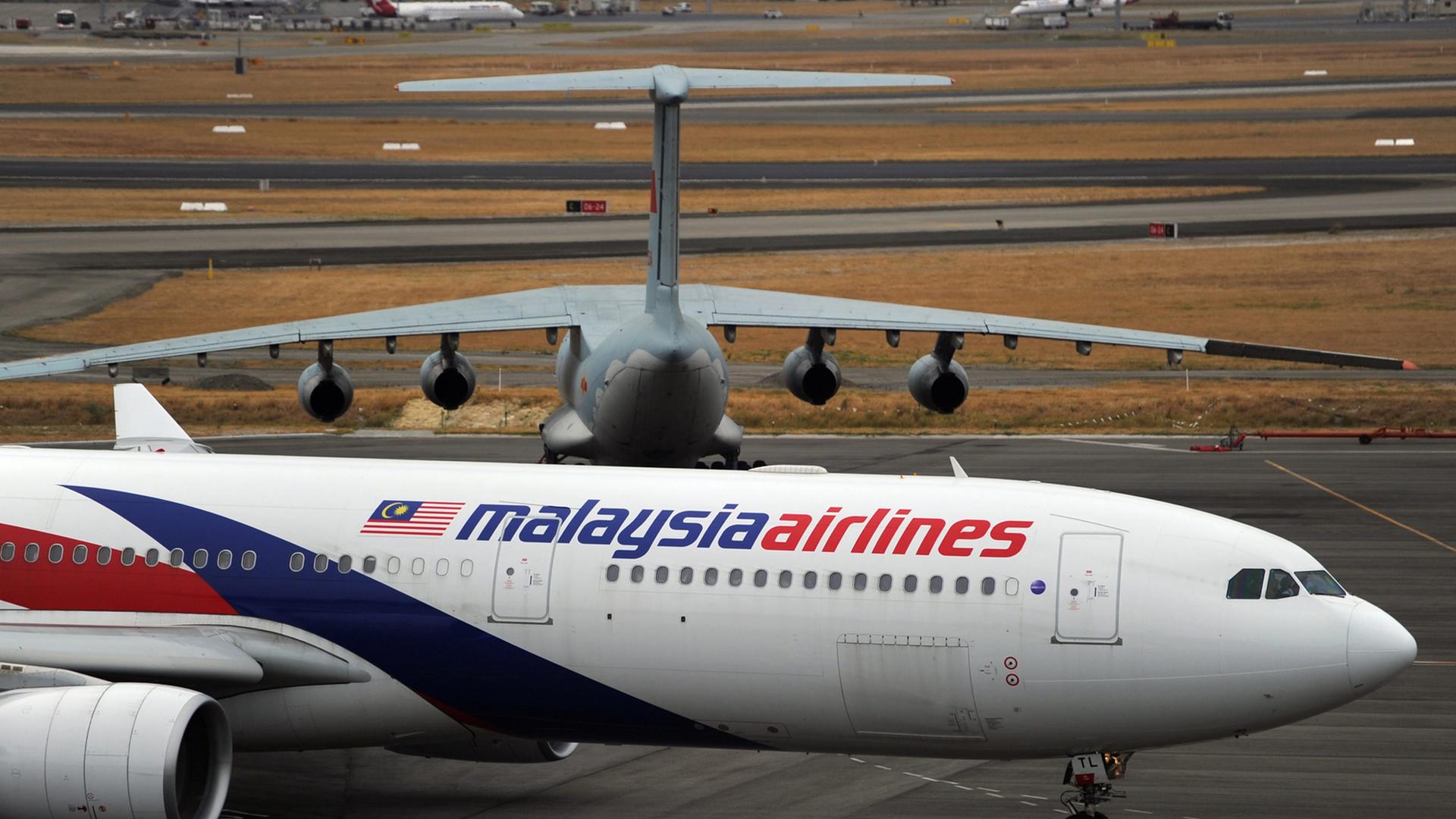 Eine Boeing 777 der Malaysian Airlines steht auf dem Rollfeld des Flughafens von Perth. Eine Boeing 777 der Malaysian Airlines steht auf dem Rollfeld des Flughafens von Perth.