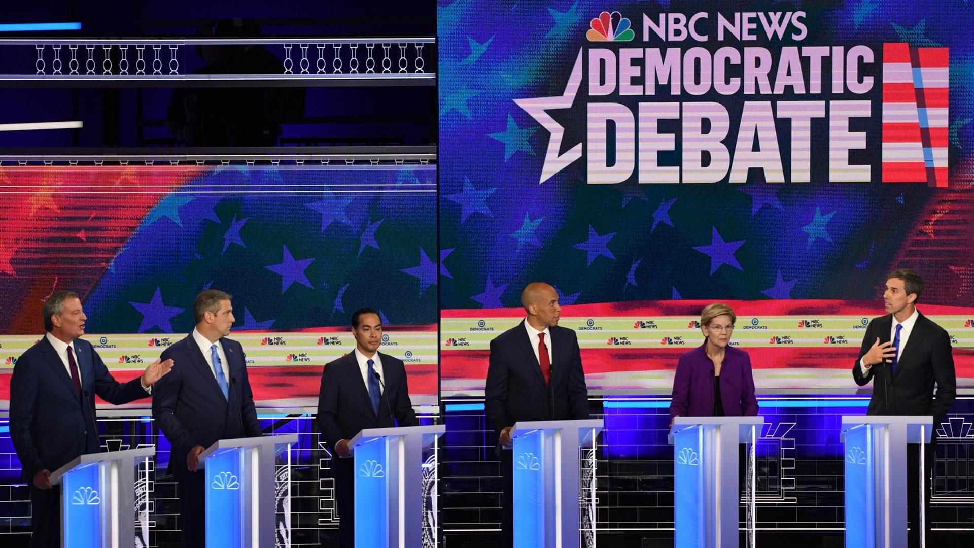 Fernsehdiskussion zwischen demokratischen Präsidentschaftsbewerbern. Links steht New Yorks Oberbürgermeister de Blasio, die zweite von rechts ist Elisabeth Warren Fernsehdiskussion zwischen demokratischen Präsidentschaftsbewerbern. Links steht New Yorks Oberbürgermeister de Blasio, die zweite von rechts ist Elisabeth Warren