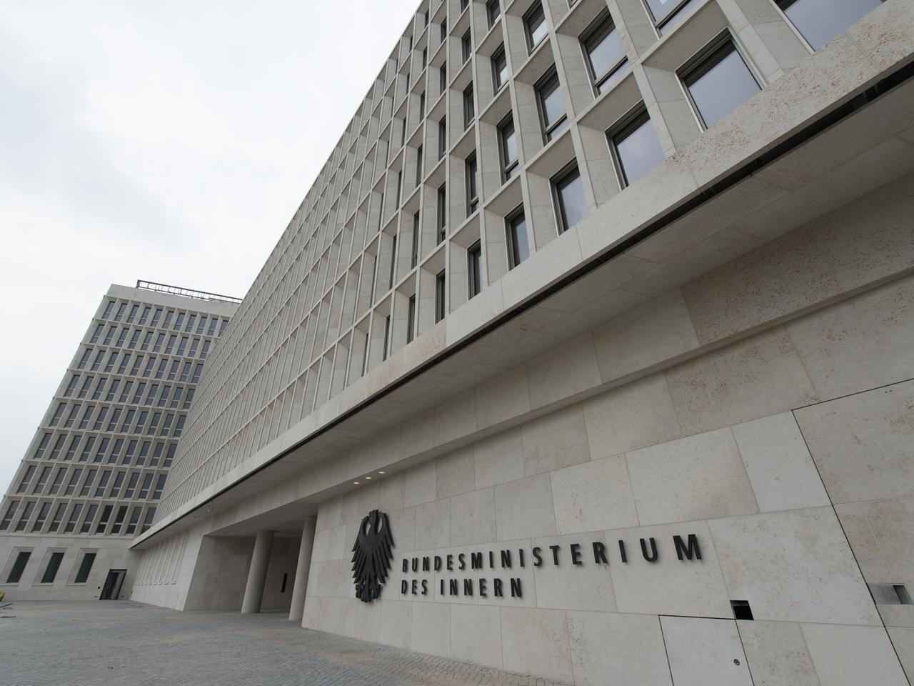 Der Neubau des Bundesinnenministeriums, aufgenommen am 02.10.2014 in Berlin. Die Grundsteinlegung fand am 19.Oktober 2012 statt. Der Fertigstellungstermin soll Ende Dezember 2014 sein.