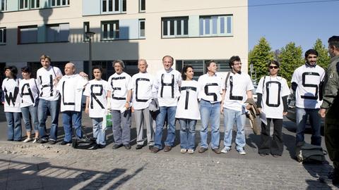Das Wort "Wahlrechtslos" ergeben die Buchstaben auf den T-Shirts der Demonstranten, die sich am Sonntag (27.09.2009) in Berlin vor dem Wahllokal aufgestellt haben, in dem Bundeskanzlerin Merkel ihre Stimme abgeben soll.