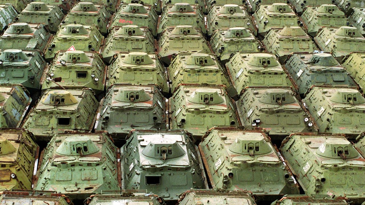 Kurz nach dem Fall der Mauer: Panzer der in Wünsdorf stationierten Armee.
