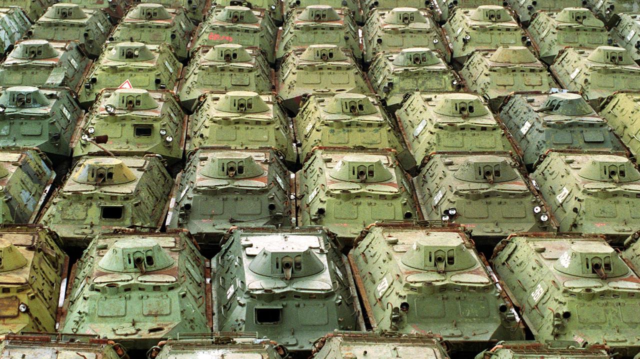Kurz nach dem Fall der Mauer: Panzer der in Wünsdorf stationierten Armee. Kurz nach dem Fall der Mauer: Panzer der in Wünsdorf stationierten Armee.