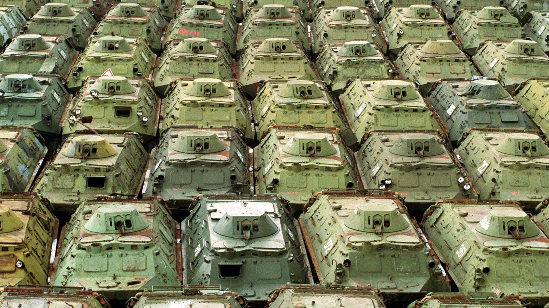Panzer der in Wünsdorf stationierten Armee, aufgenommen im Jahr 1992. Panzer der in Wünsdorf stationierten Armee, aufgenommen im Jahr 1992.