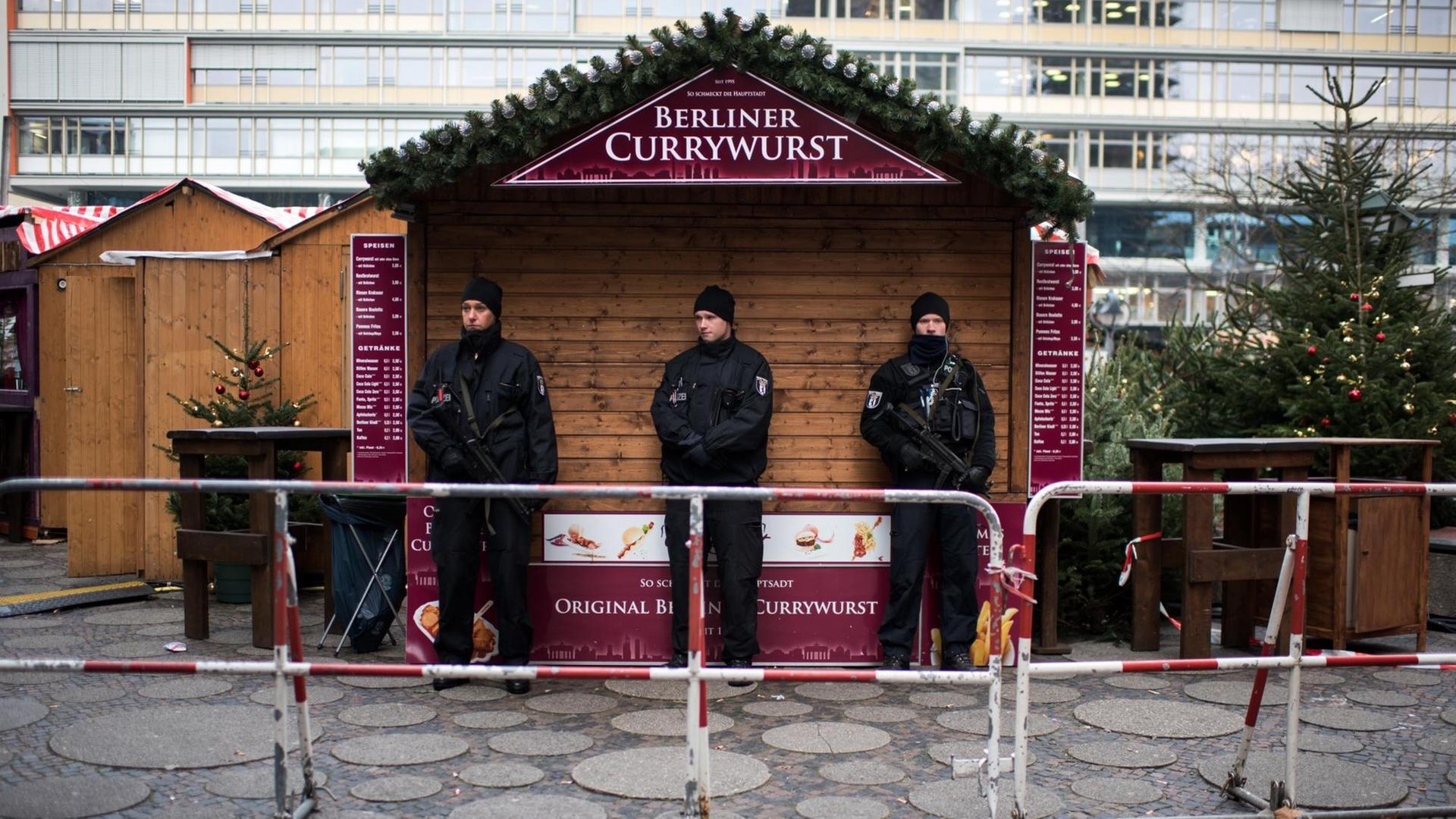 Polizisten stehen nach dem Anschlag auf dem Berliner Weihnachtsmarkt am Breitscheidplatz Wache. Polizisten stehen nach dem Anschlag auf dem Berliner Weihnachtsmarkt am Breitscheidplatz Wache.
