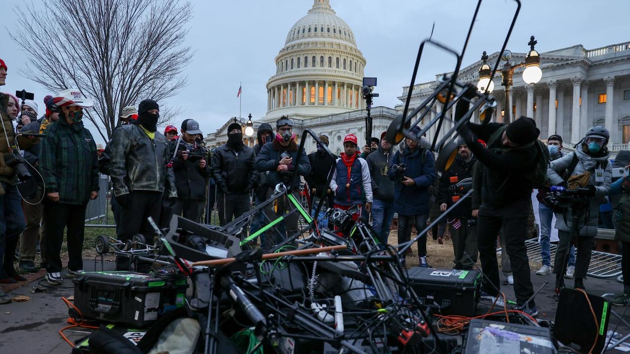 Ein Haufen zertörter Ausrüstung liegt vor einer Gruppe von Trump-Anhängern, die sich vor dem US-Kapitol versammelt haben.