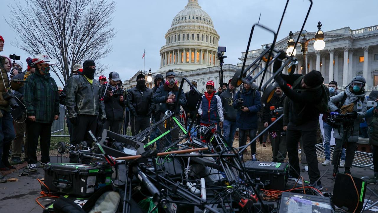 Ein Haufen zertörter Ausrüstung liegt vor einer Gruppe von Trump-Anhängern, die sich vor dem US-Kapitol versammelt haben. Ein Haufen zertörter Ausrüstung liegt vor einer Gruppe von Trump-Anhängern, die sich vor dem US-Kapitol versammelt haben.