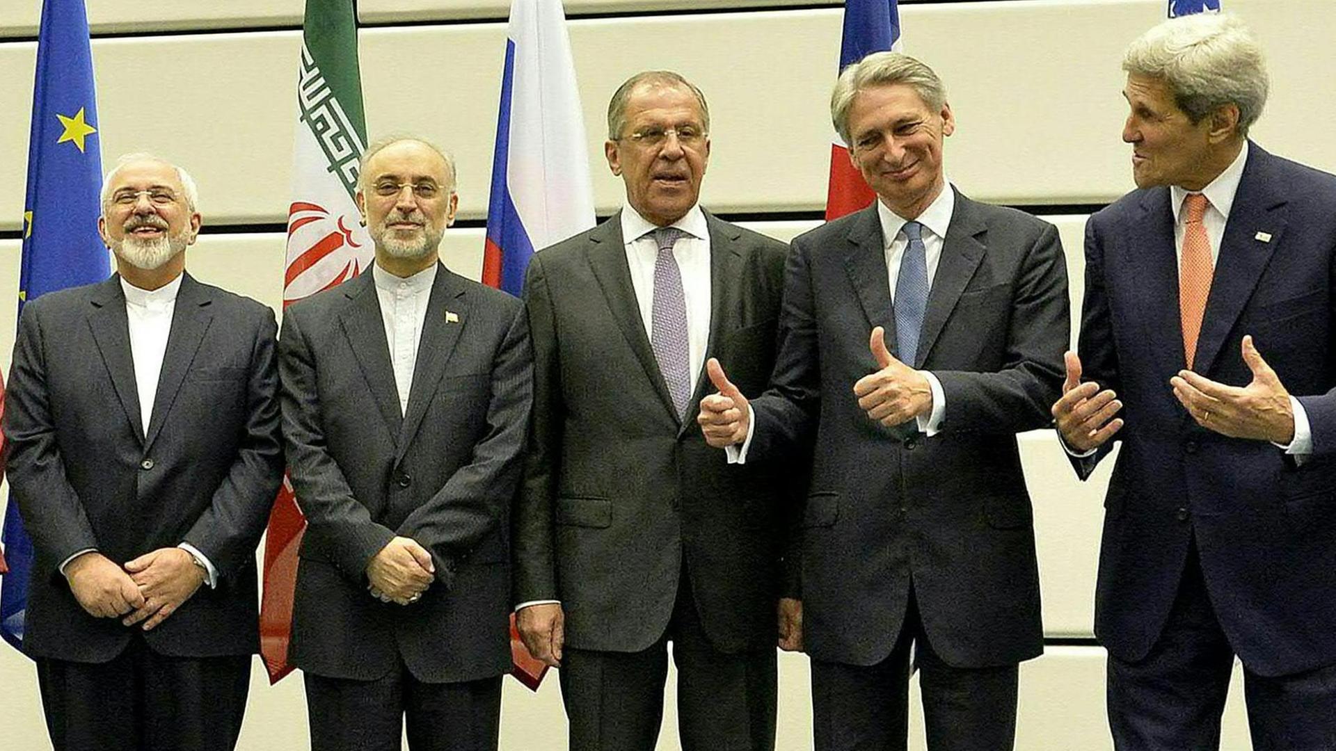 Nach der Atomeinigung: (von rechts) US-Außenminister Kerry, der britische Außenminister Philip Hammond, Russlands Außenminister Sergej Lawrow, Ali Akhbar Salehi und der iranische Außenminißter Mohammed Dschawad Sarif. Nach der Atomeinigung: (von rechts) US-Außenminister Kerry, der britische Außenminister Philip Hammond, Russlands Außenminister Sergej Lawrow, Ali Akhbar Salehi und der iranische Außenminißter Mohammed Dschawad Sarif.