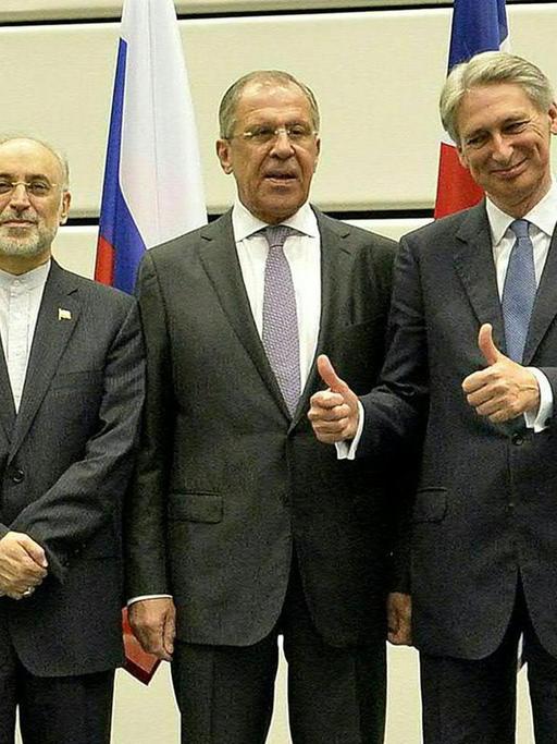 Nach der Atomeinigung: (von rechts) US-Außenminister Kerry, der britische Außenminister Philip Hammond, Russlands Außenminister Sergej Lawrow, Ali Akhbar Salehi und der iranische Außenminißter Mohammed Dschawad Sarif.