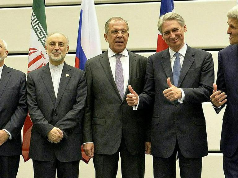 Nach der Atomeinigung: (von rechts) US-Außenminister Kerry, der britische Außenminister Philip Hammond, Russlands Außenminister Sergej Lawrow, Ali Akhbar Salehi und der iranische Außenminißter Mohammed Dschawad Sarif.
