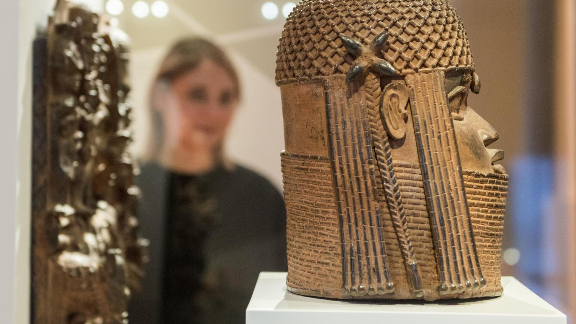 Raubkunst-Bronzen aus dem Land Benin in Westafrika sind im Hamburger Museum für Kunst und Gewerbe (MKG) in einer Vitrine ausgestellt Raubkunst-Bronzen aus dem Land Benin in Westafrika sind im Hamburger Museum für Kunst und Gewerbe (MKG) in einer Vitrine ausgestellt