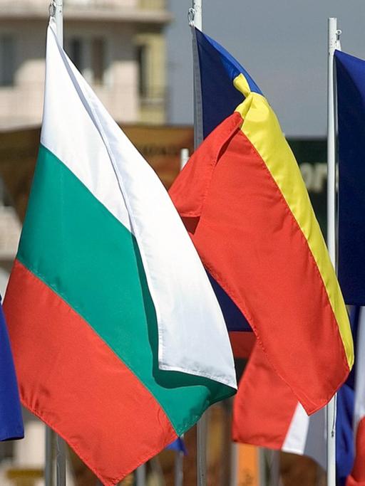 Die Fahnen von Rumänien (2.v.r) und Bulgarien wehen am 25.04.2005 in Sofia (Bulgarien) neben Flaggen der EU. Rumänien und Bulgarien sind seit 2007 in der EU. Doch die volle Freizügigkeit kommt für Arbeitnehmer aus den Ländern erst jetzt. Die Bürger der beiden EU-Länder genießen mit dem 1. Januar 2013 das uneingeschränkte Recht, in allen EU-Staaten einen Job zu suchen. EPA/VASSIL DONEV /dpa