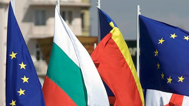Die Fahnen von Rumänien (2.v.r) und Bulgarien wehen am 25.04.2005 in Sofia (Bulgarien) neben Flaggen der EU. Rumänien und Bulgarien sind seit 2007 in der EU. Doch die volle Freizügigkeit kommt für Arbeitnehmer aus den Ländern erst jetzt. Die Bürger der beiden EU-Länder genießen mit dem 1. Januar 2013 das uneingeschränkte Recht, in allen EU-Staaten einen Job zu suchen. EPA/VASSIL DONEV /dpa