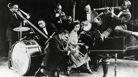 Die King Oliver's Creole Jazz Band, um 1923. Zu den Bandmitgliedern zählten Louis Armstrong und seine Frau Lil Hardin Armstrong, die ebenfalls auf dem Foto abgebildet sind.
