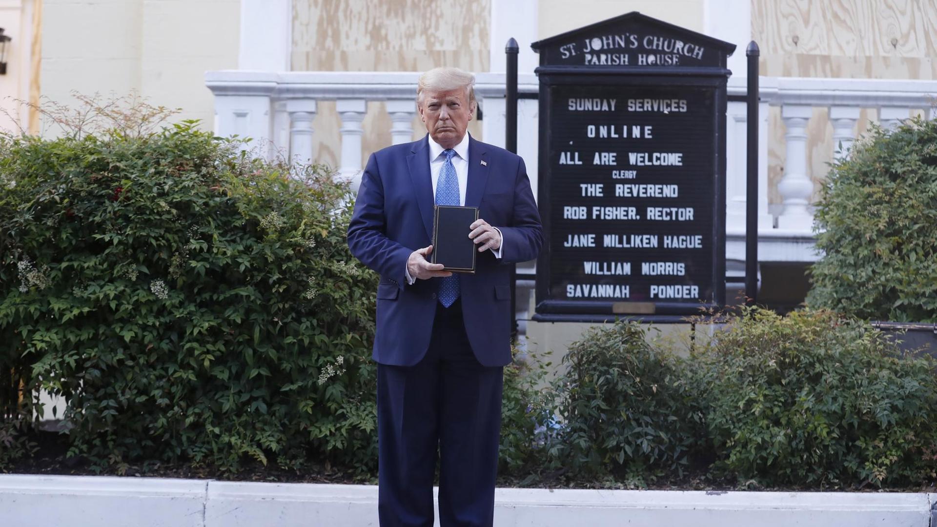 Donald Trump posiert am 01. Juni 2020 mit einer Bibel vor der St. John's-Kirche in Washington DC. Donald Trump posiert am 01. Juni 2020 mit einer Bibel vor der St. John's-Kirche in Washington DC.