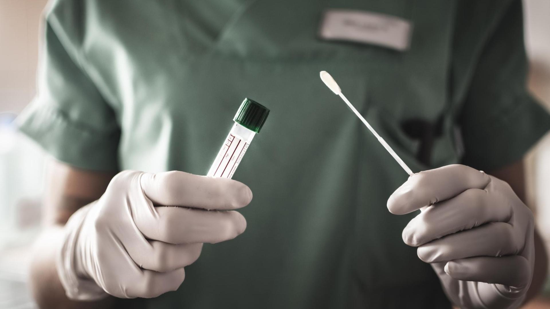 Eine Krankenpflegerin hält einen Covid-19 Test in der Hand. Eine Krankenpflegerin hält einen Covid-19 Test in der Hand.
