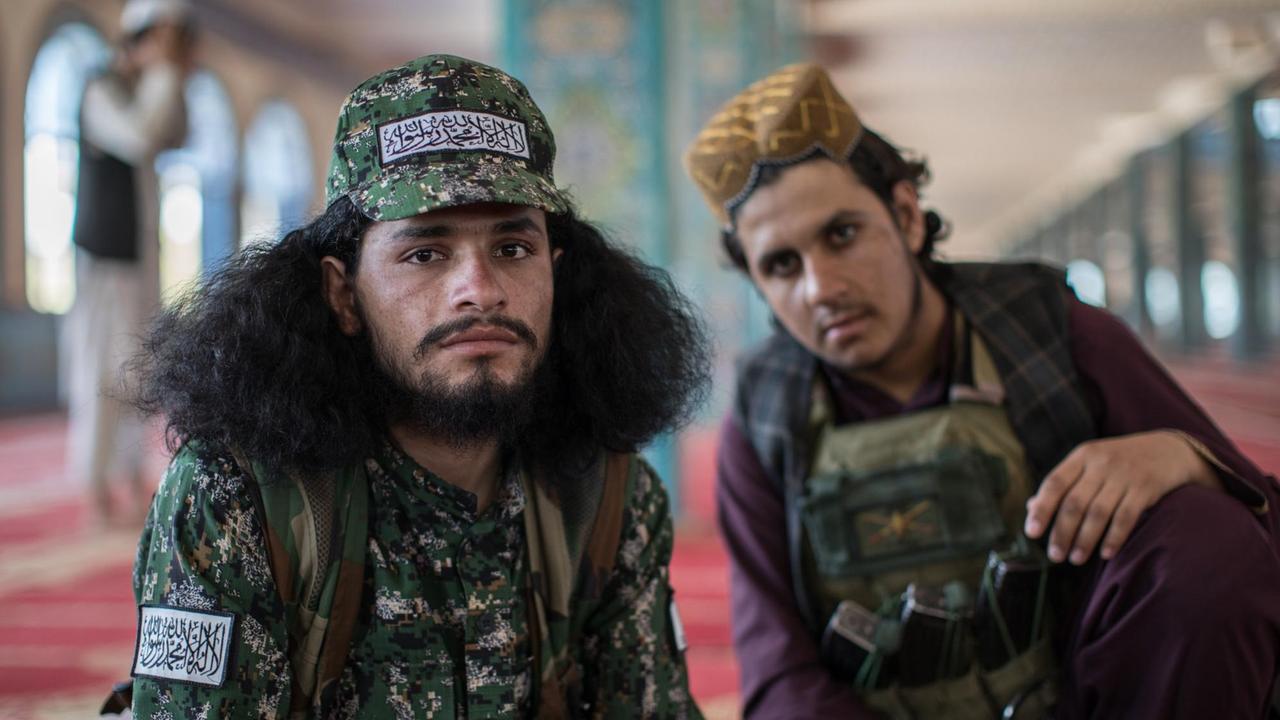 Zwei junge Taliban-Kämpfer in der Blauen Moschee in Masar-e Scharif. Zwei junge Taliban-Kämpfer in der Blauen Moschee in Masar-e Scharif.