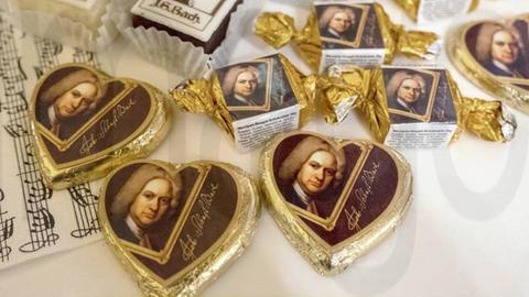 Unterschiedliche Süßigkeiten mit Bach-Konterfei geschmückt