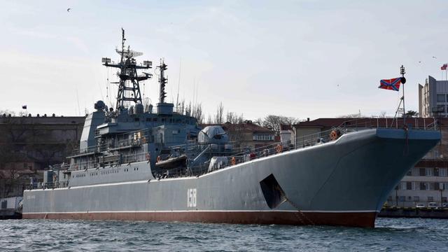 Ein zur russichen Schwarzmeerflotte gehörendes Kriegsschiff der russischen Marine im Hafen von Sewastopol auf der Krim am 18.02.2014.