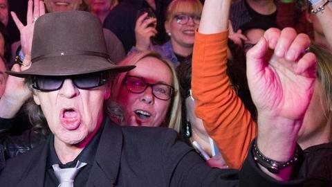 Der Musiker Udo Lindenberg feiert am 26.04.2016 in Hamburg mit einer Gruppe Fans aus Leipzig im Passage-Kino nach der Preview einer Dokumentation über Lindenbergs Leben anlässlich seines 70. Geburtstags.