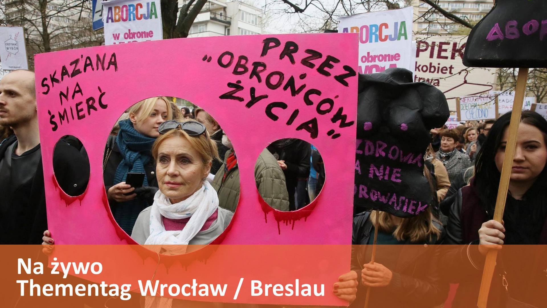 Vor dem Parlament in Warschau protestieren Frauen gegen eine Verschärfung des Abtreibungsrechts. Vor dem Parlament in Warschau protestieren Frauen gegen eine Verschärfung des Abtreibungsrechts.