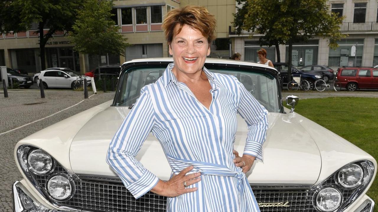 Die Entertainerin Gayle Tufts steht vor einem Oldtimer. Die Entertainerin Gayle Tufts steht vor einem Oldtimer.