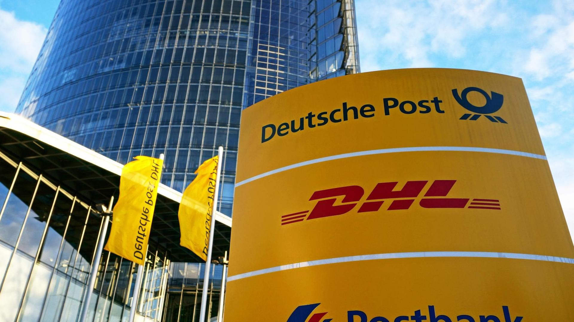 Blick auf das Schild mit dem Firmenschild vor dem Tower. Blick auf das Schild mit dem Firmenschild vor dem Tower.
