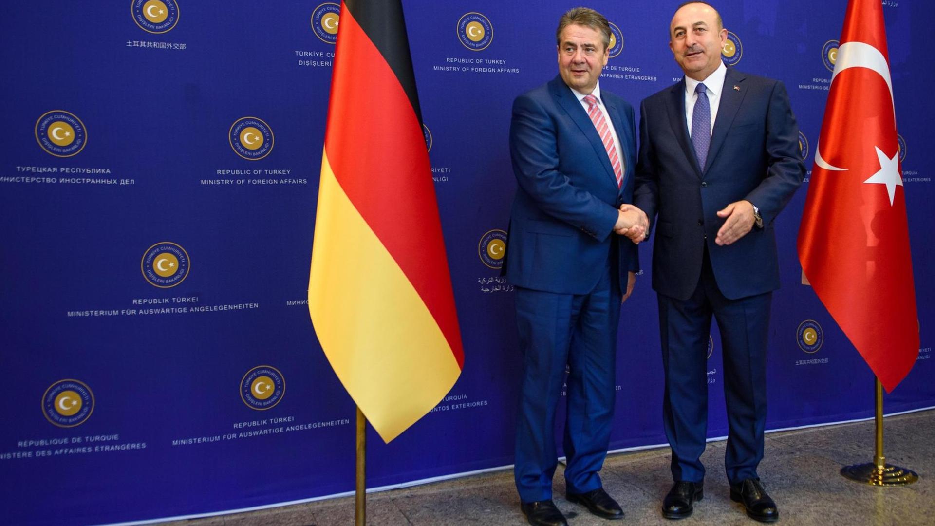 Bundesaußenminister Sigmar Gabriel (SPD, l) wird am 05.06.2017 in Ankara (Türkei) vom Außenminister der Republik Türkei, Mevlüt Cavusoglu, vor einem bilateralen Gespräch begrüßt. Gabriel reist für einen eintägigen Besuch in die Türkei. Bundesaußenminister Sigmar Gabriel (SPD, l) wird am 05.06.2017 in Ankara (Türkei) vom Außenminister der Republik Türkei, Mevlüt Cavusoglu, vor einem bilateralen Gespräch begrüßt. Gabriel reist für einen eintägigen Besuch in die Türkei.