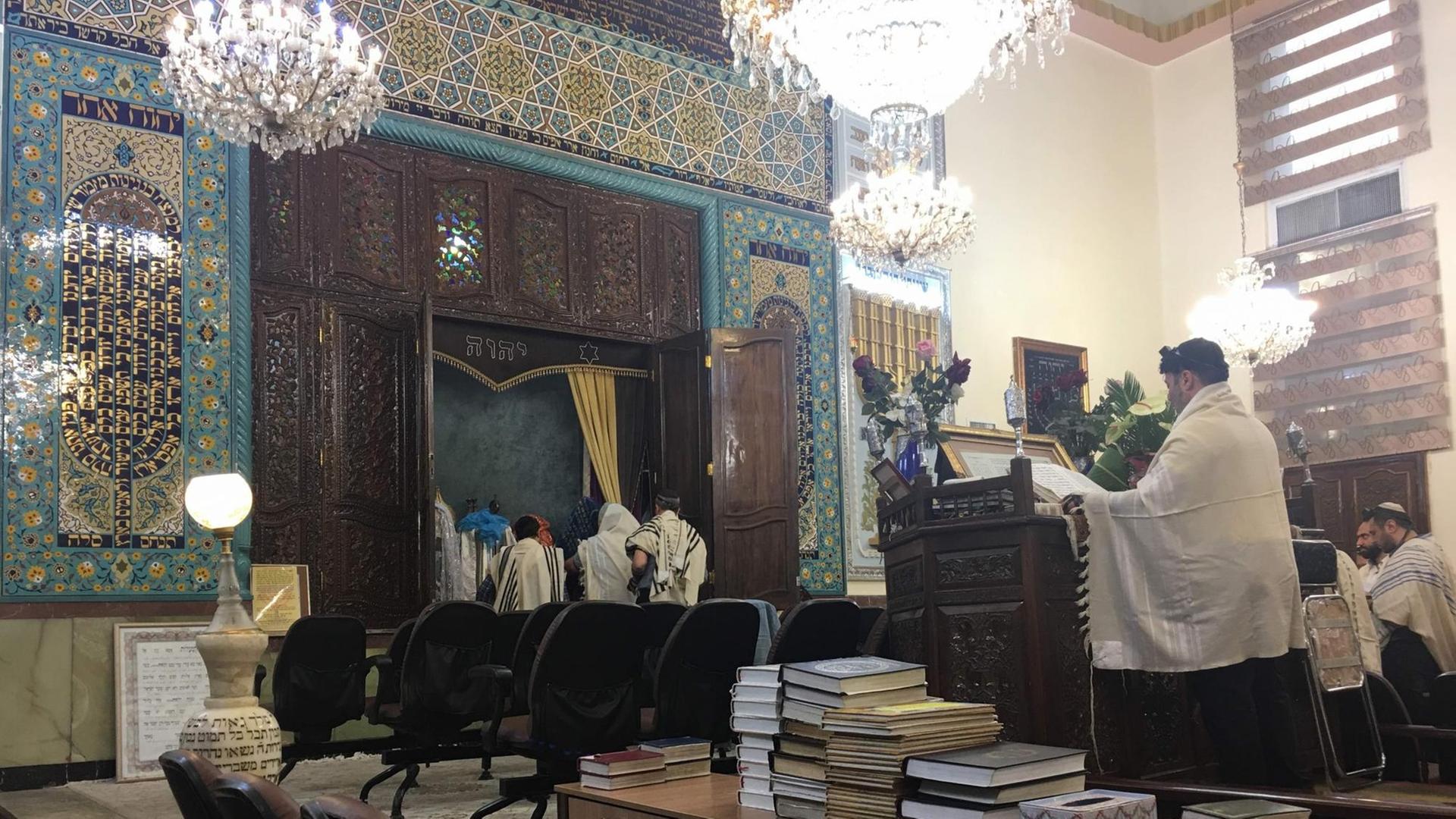 TEHERAN_Yusef Abad Synagoge Gottesdienst iranischer Juden in einer der größten Synagogen in Nord-Teheran TEHERAN_Yusef Abad Synagoge Gottesdienst iranischer Juden in einer der größten Synagogen in Nord-Teheran