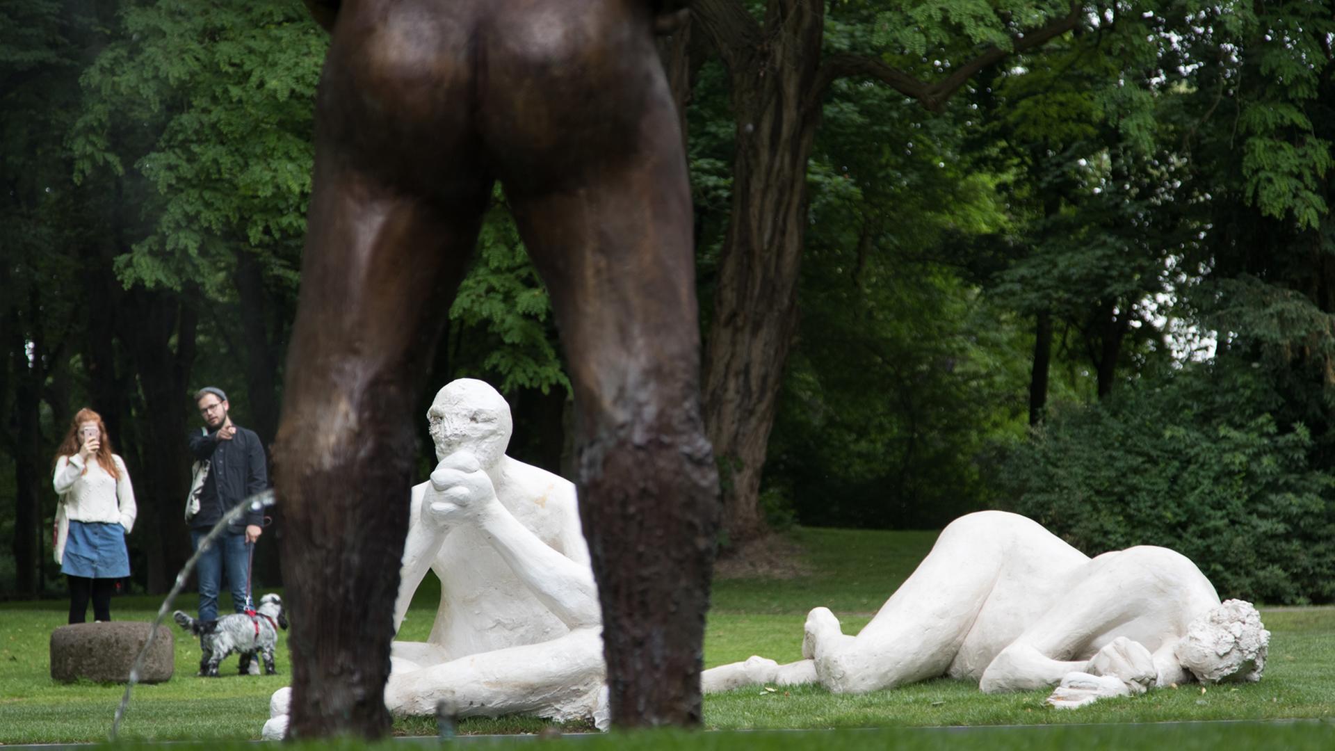 Besucher blicken in Münster (Nordrhein-Westfalen) auf die Installation "Sketch for a Fountain" von Nicole Eisenmann. Das Exponat zeigt eine mehrfigurige Brunnenanlage mit unbekleideten Figuren aus Bronze und Gips und ist Teil der fünften Ausgabe der Zehn-Jahres-Großausstellung "Skulptur Projekte". Besucher blicken in Münster (Nordrhein-Westfalen) auf die Installation "Sketch for a Fountain" von Nicole Eisenmann. Das Exponat zeigt eine mehrfigurige Brunnenanlage mit unbekleideten Figuren aus Bronze und Gips und ist Teil der fünften Ausgabe der Zehn-Jahres-Großausstellung "Skulptur Projekte".