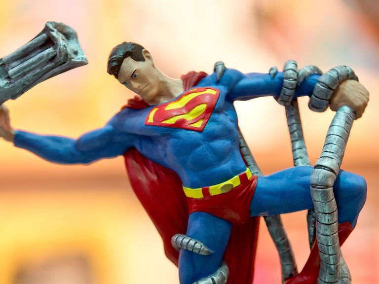 Eine Superman-Figur ist beim 16. Internationalen Comic-Salon in Erlangen zu sehen.