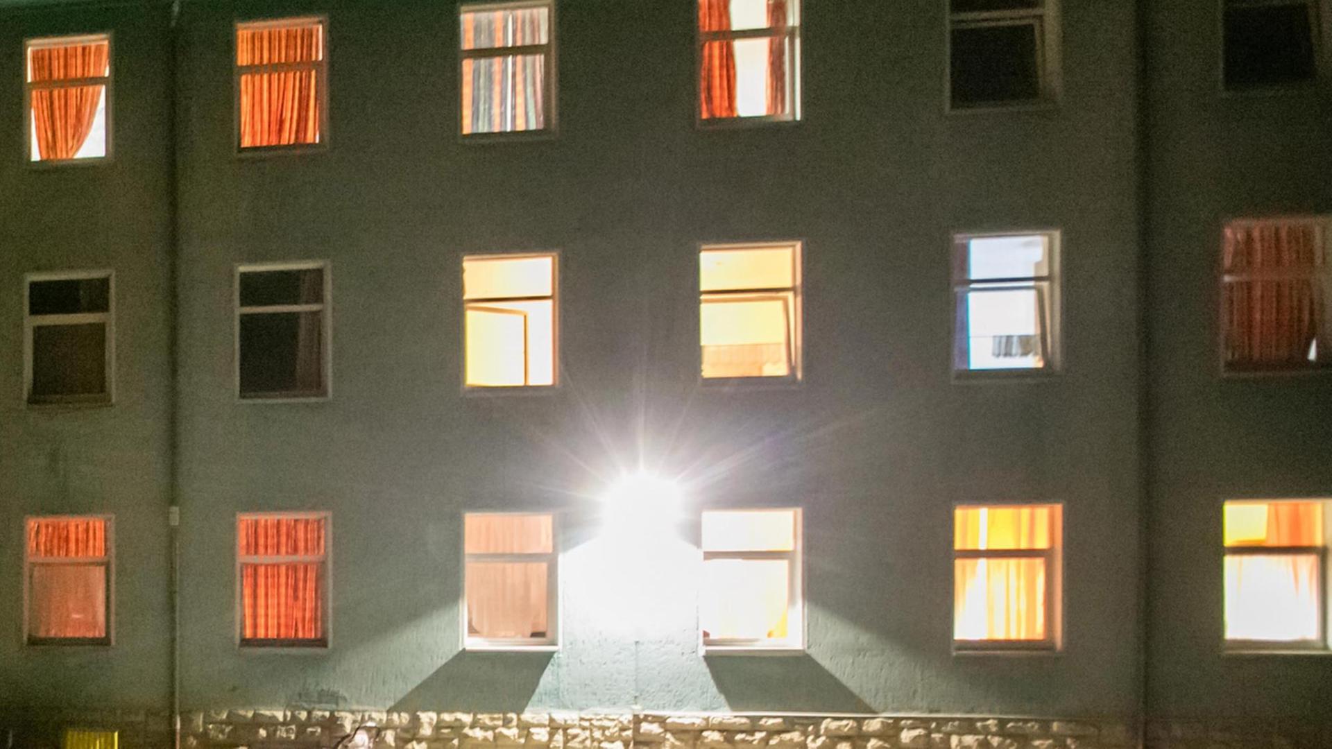 Blick auf die Fenster einer Flüchtlingsunterkunft Blick auf die Fenster einer Flüchtlingsunterkunft