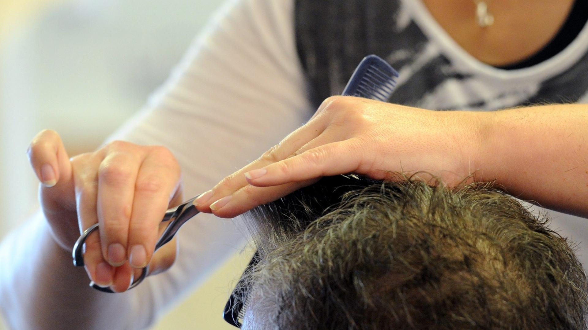 Eine Friseurin frisiert eine ältere Kundin. Eine Friseurin frisiert eine ältere Kundin.
