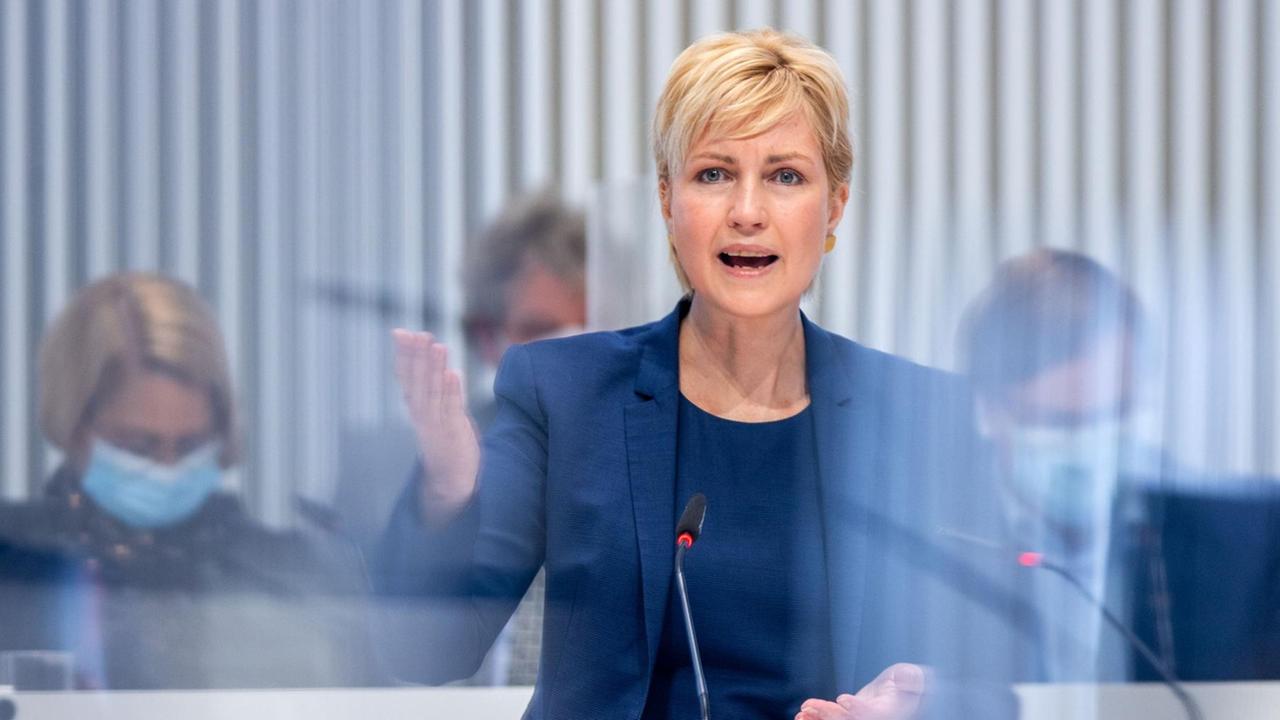 Manuela Schwesig (SPD), die Ministerpräsidentin von Mecklenburg-Vorpommern, hält am 16.04.2021 im Landtag von Mecklenburg-Vorpommern eine Regierungserklärung zur aktuellen Corona-Situation.