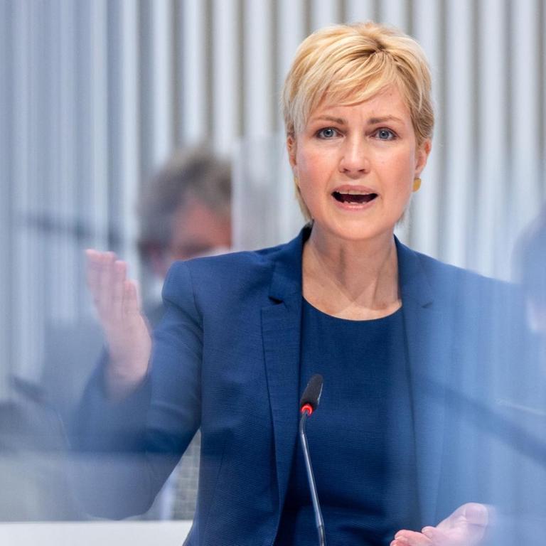 Manuela Schwesig (SPD), die Ministerpräsidentin von Mecklenburg-Vorpommern, hält am 16.04.2021 im Landtag von Mecklenburg-Vorpommern eine Regierungserklärung zur aktuellen Corona-Situation. 