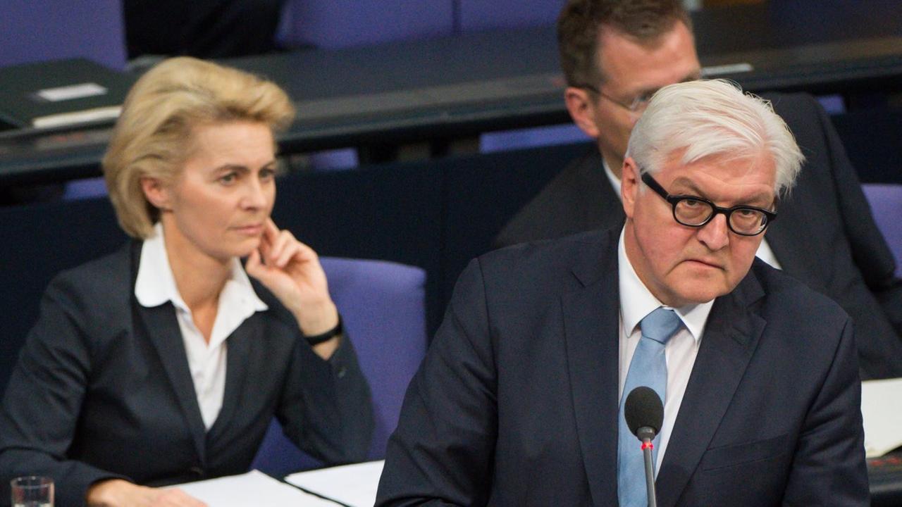 Bundesaußenminister Frank-Walter Steinmeier (SPD) beantwortet Fragen der Abgeordneten, im Hintergrund Verteidigungsministerin Ursula von der Leyen (CDU). Bundesaußenminister Frank-Walter Steinmeier (SPD) beantwortet Fragen der Abgeordneten, im Hintergrund Verteidigungsministerin Ursula von der Leyen (CDU).