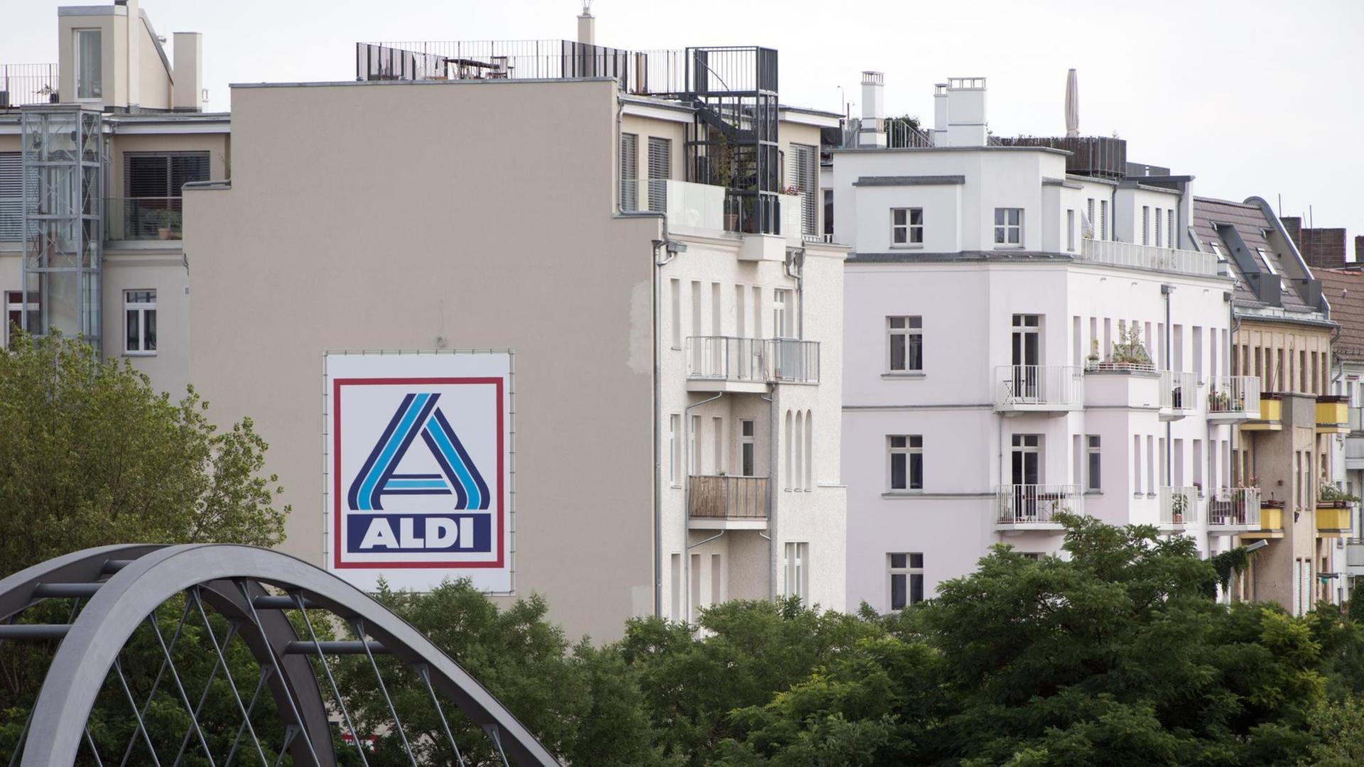 Das Logo von Aldi, aufgenommen am 11.07.2017 in Berlin an der Wand eines Wohnhauses in der Schwedter Straße im Prenzlauer Berg. Foto: Soeren Stache/dpa | Verwendung weltweit Das Logo von Aldi, aufgenommen am 11.07.2017 in Berlin an der Wand eines Wohnhauses in der Schwedter Straße im Prenzlauer Berg. Foto: Soeren Stache/dpa | Verwendung weltweit