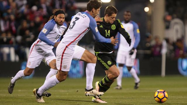 WM-Qualifikationsspiel: Javier Hernandez (Mexiko, schwarzes Trikot) gegen den US-Amerikaner Omar Gonzalez