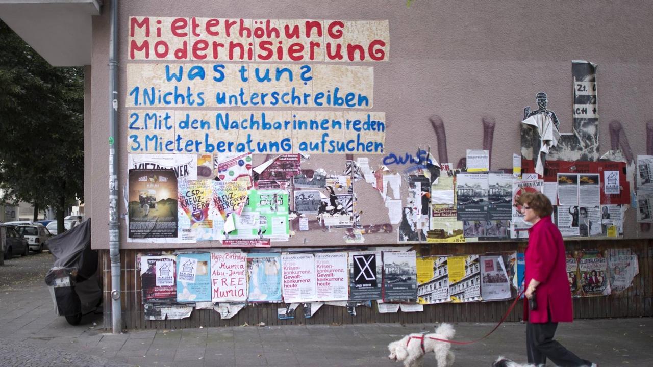 Graffiti an einer Hauswand: "Mieterhöhung, Modernisierung - was tun? 1. Nichts unterschreiben, 2. Mit Nachbarinnen reden, 3. Mieterberatung aufsuchen" Graffiti an einer Hauswand: "Mieterhöhung, Modernisierung - was tun? 1. Nichts unterschreiben, 2. Mit Nachbarinnen reden, 3. Mieterberatung aufsuchen"
