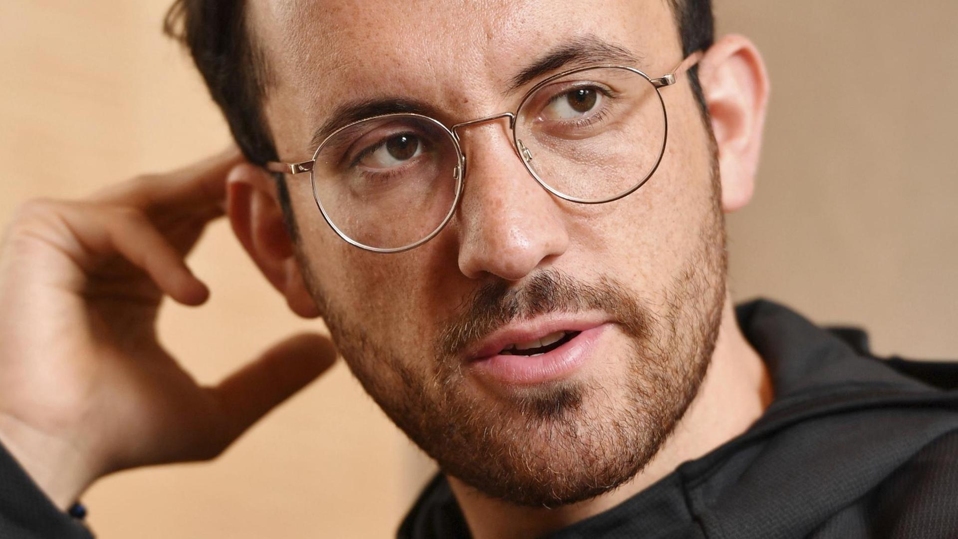 Portrait von Igor Levit bei einem Interview. Portrait von Igor Levit bei einem Interview.