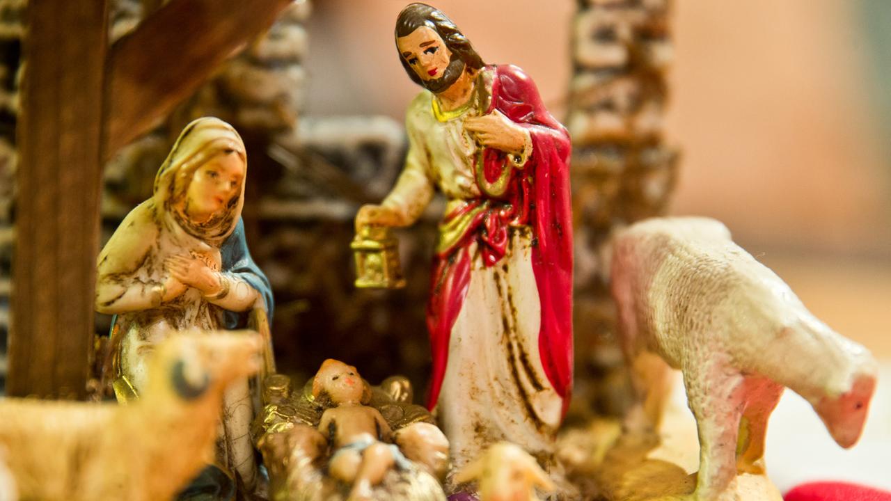 Josef mit Maria und dem Jesuskind als Figuren in einer Weihnachtskrippe Josef mit Maria und dem Jesuskind als Figuren in einer Weihnachtskrippe