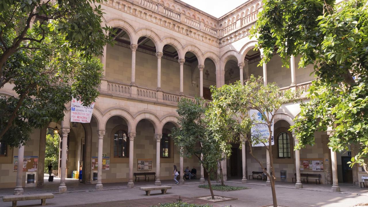 Innenhof der Universität Barcelona. Ganz in der Nähe hat Raimundus Lullus im 13. Jahrhundert gepredigt.