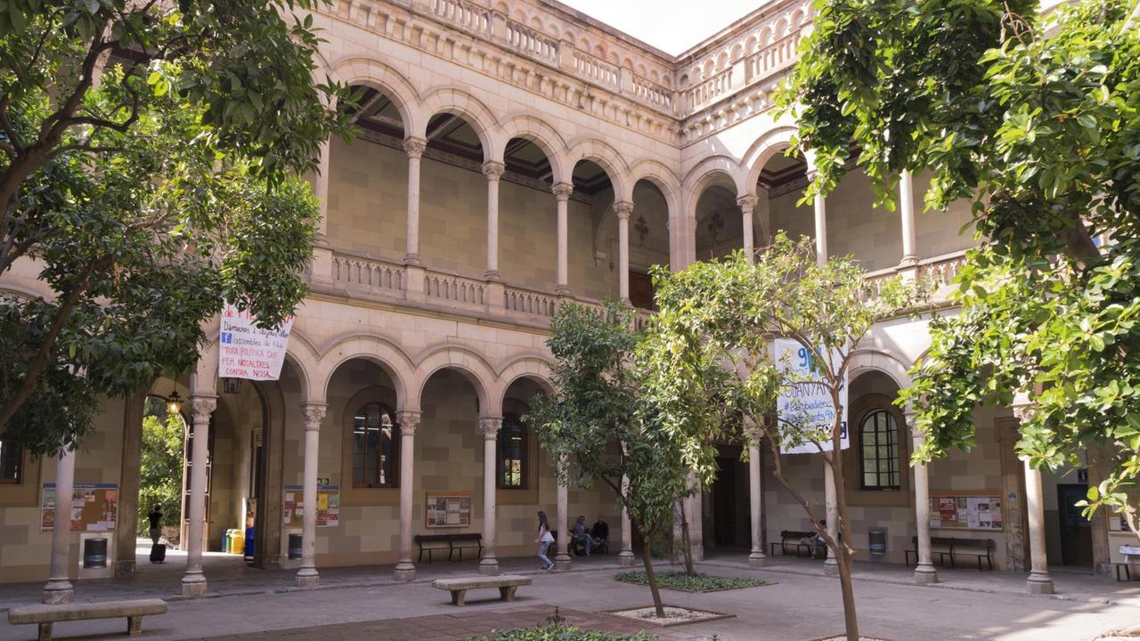 Innenhof der Universität Barcelona. Ganz in der Nähe hat Raimundus Lullus im 13. Jahrhundert gepredigt. Innenhof der Universität Barcelona. Ganz in der Nähe hat Raimundus Lullus im 13. Jahrhundert gepredigt.