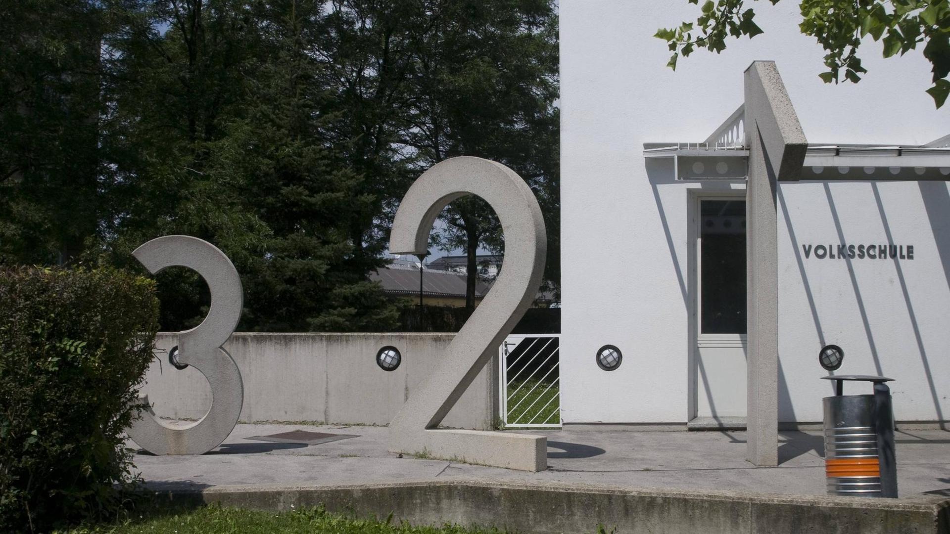 In der Wiener Volksschule Rohrwassergasse zeigt die Installation One to Five von Jochen Traar Noten von Eins bis Fünf. In der Wiener Volksschule Rohrwassergasse zeigt die Installation One to Five von Jochen Traar Noten von Eins bis Fünf.