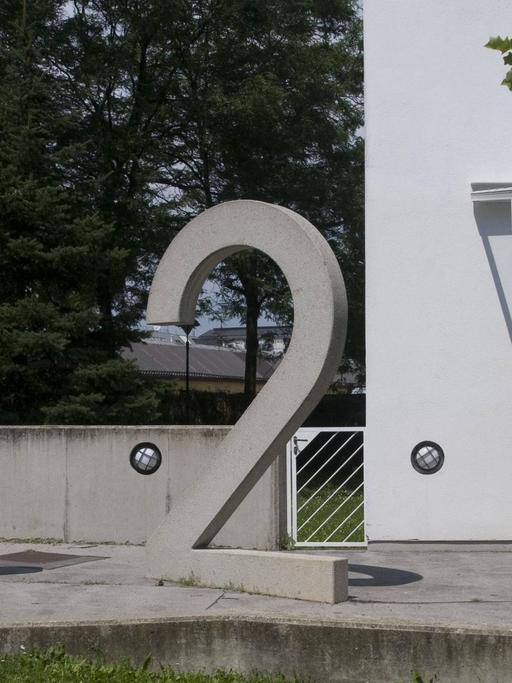 In der Wiener Volksschule Rohrwassergasse zeigt die Installation One to Five von Jochen Traar Noten von Eins bis Fünf.