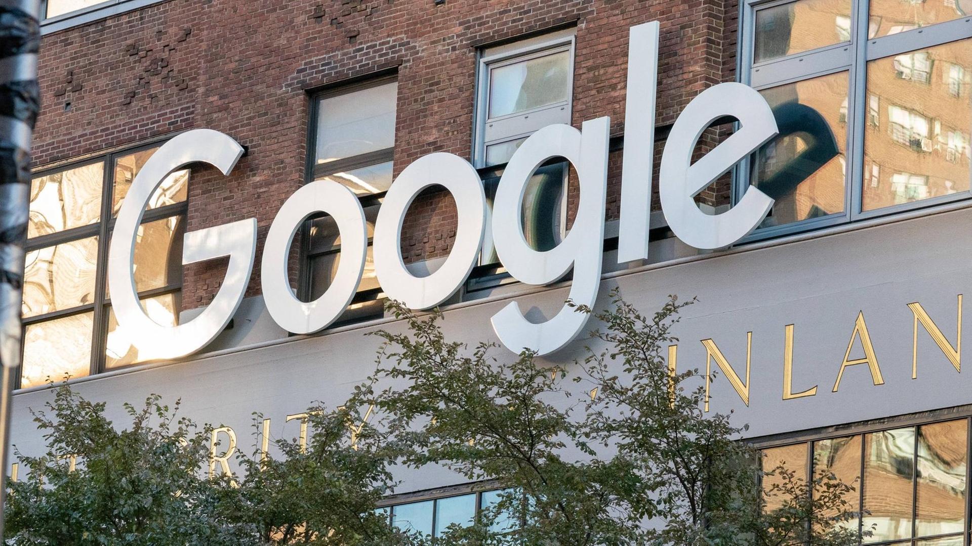 Google-Schriftzug an der Konzern-Niederlassung in Chelsea, New York City Google-Schriftzug an der Konzern-Niederlassung in Chelsea, New York City